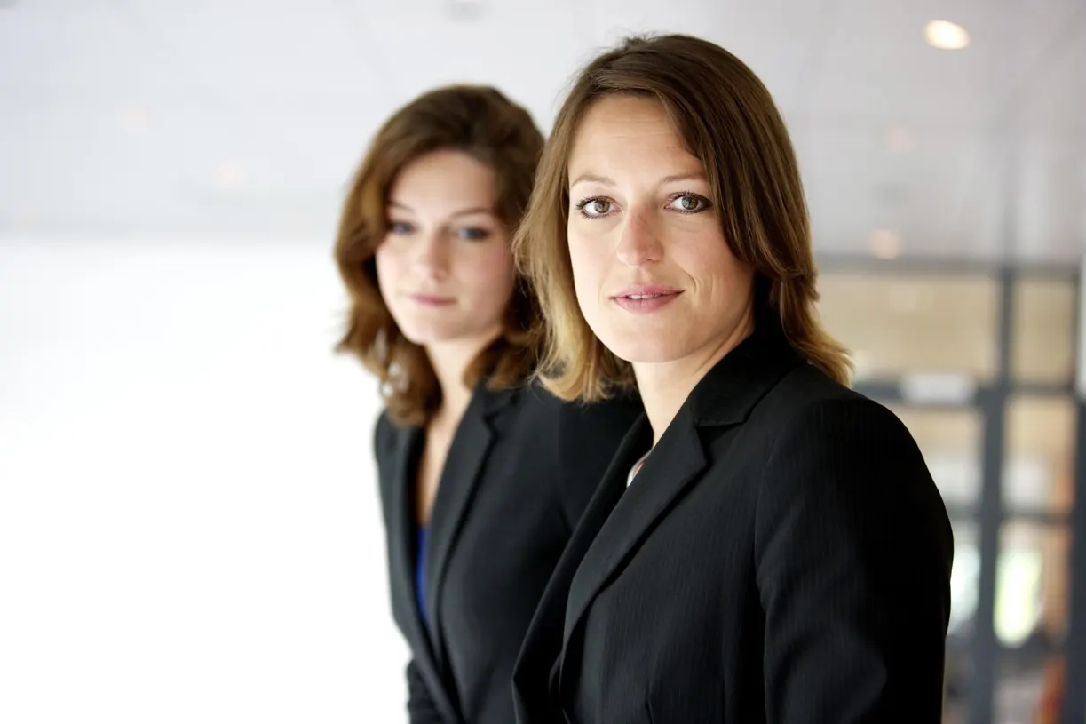Twee gastvrouwen van iNFacilities in de ontvangsthal